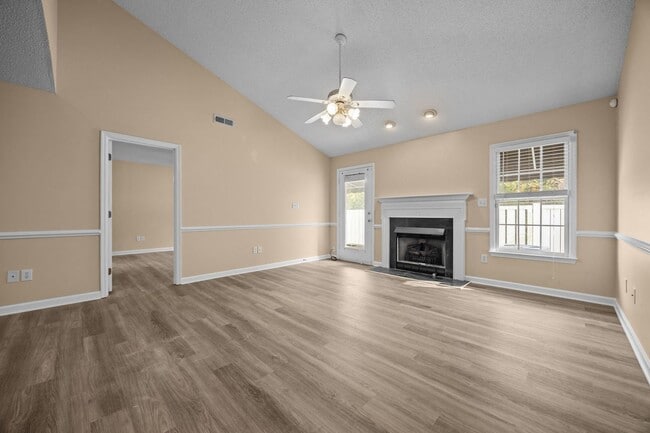 Building Photo - Charming Duplex in Dunn