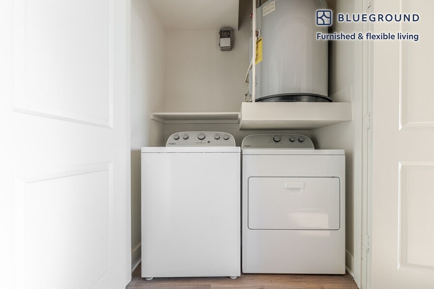 Building Photo - 3100 Esperanza Crossing