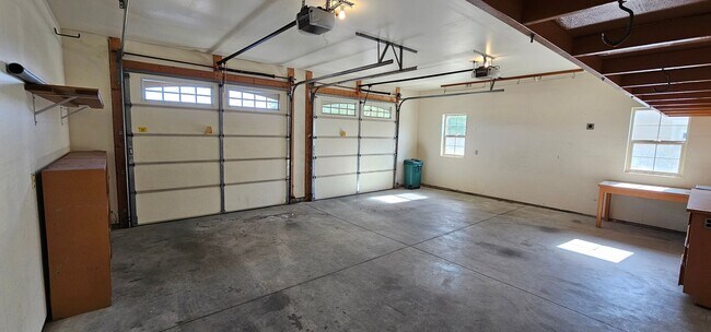 Building Photo - Beautiful 3 Bed 2 Bath One-Level Home Available in Quiet Neighborhood