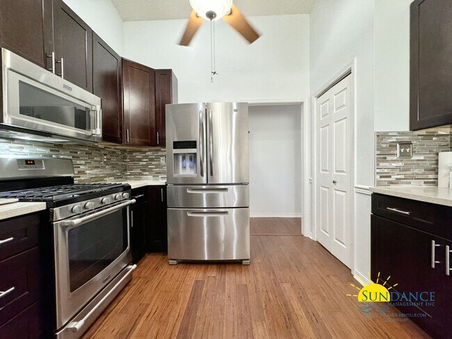 Building Photo - Stunning South Crestview Home with many Custom Details!