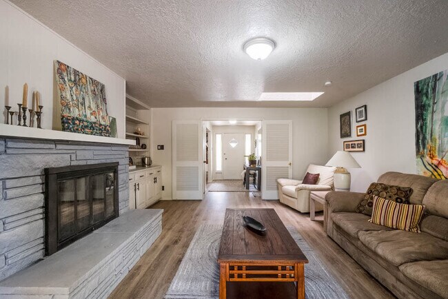 Building Photo - 3907 Solano Pl NE