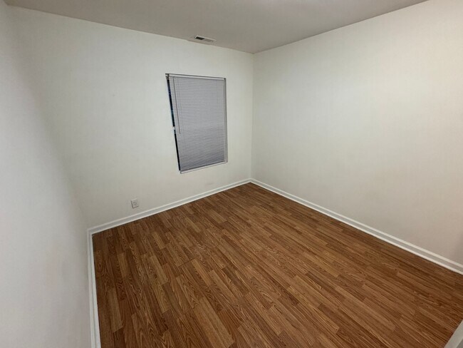 Building Photo - 274 Wrexham Ave