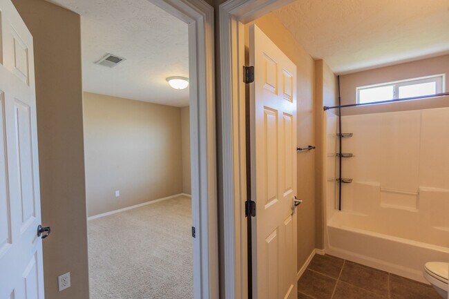 Building Photo - Spacious 4 Bedroom Home