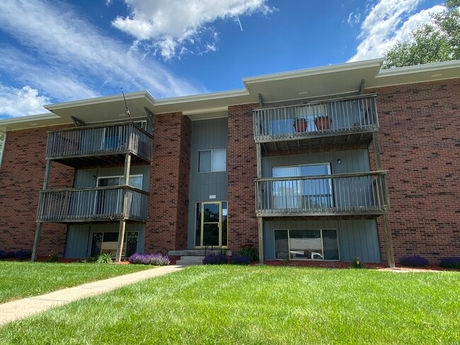 Primary Photo - Crestaire Apartments