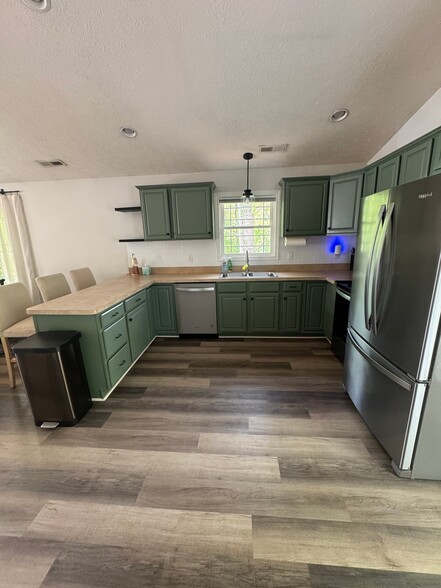 Building Photo - 4647 Ferncliff Dr