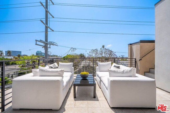 Building Photo - 1863 Barry Ave