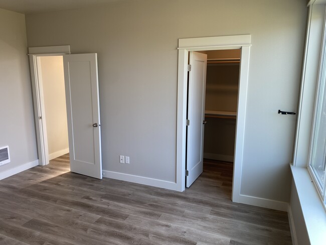 Building Photo - 1266 Fairwood Dr SW