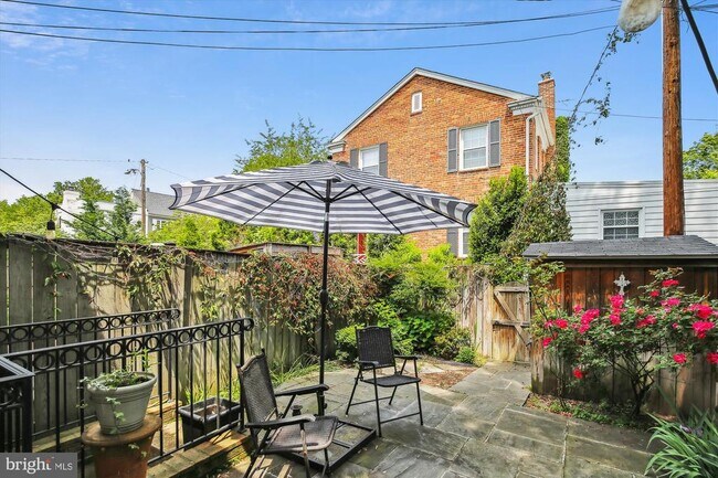 Building Photo - 821 Church St