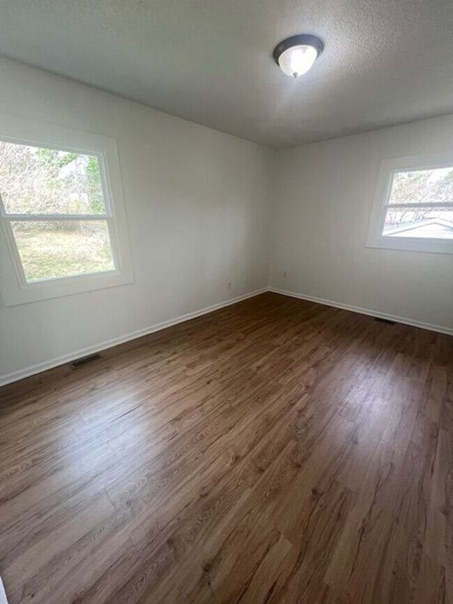 Building Photo - Remodeled 4 Bed 2 Bath House