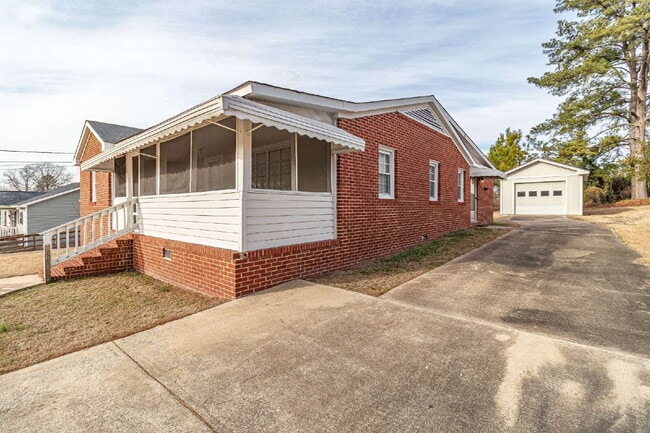 Building Photo - Newly Renovated Brick Ranch! Convenient Goldsboro location close to US Hwy 117/US Hwy 70!
