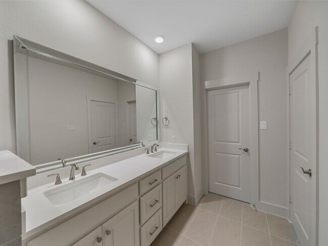 Building Photo - 917 Emerling Dr