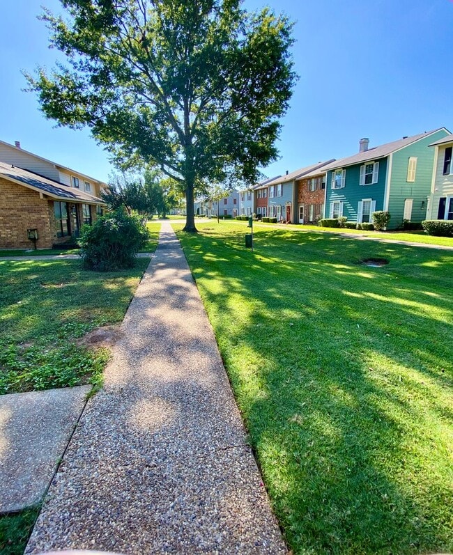 Building Photo - ** 3/1.5 RIVER OAKS CONDOMINIUM **