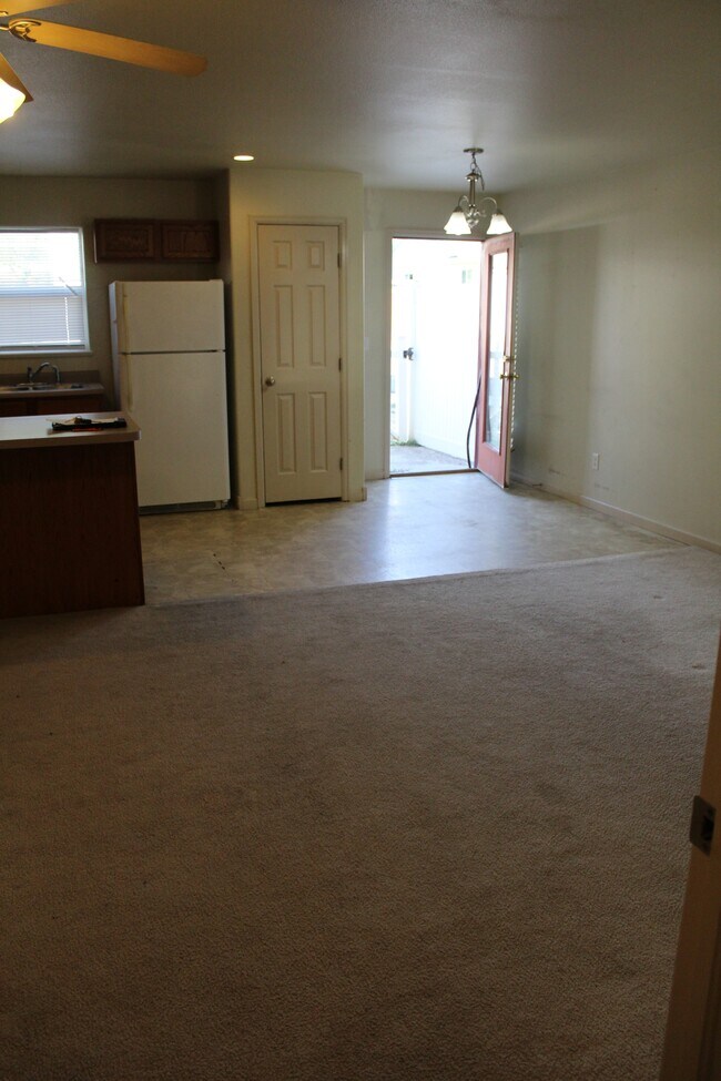 Building Photo - 460 Yarrow Cir