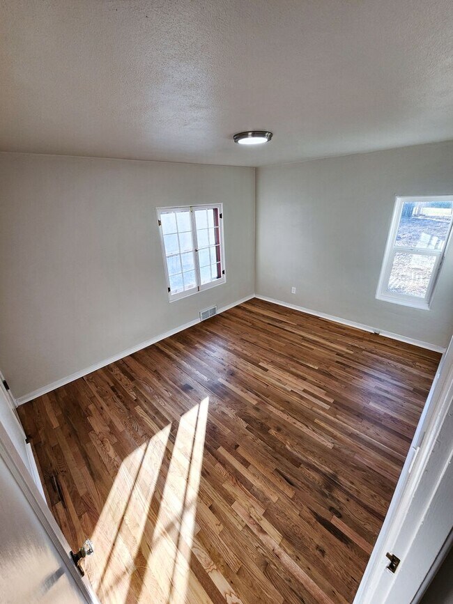 Building Photo - Charming Home with Large Backyard!