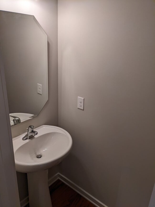 Building Photo - 3- Bedroom Townhome in Prosperity Place