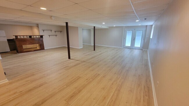 Building Photo - Fabulous 3 bedroom 3 bath walk- out ranch