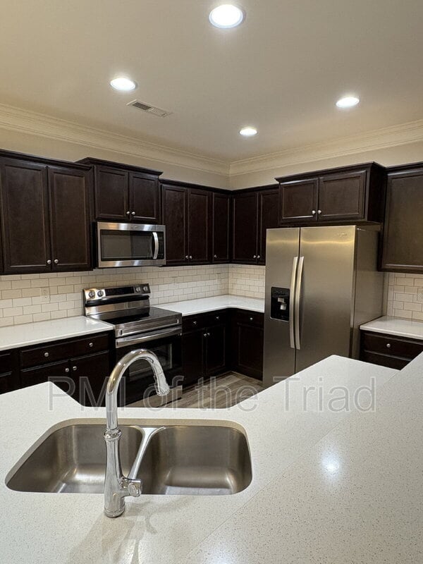 Building Photo - 1103 Chariot Square