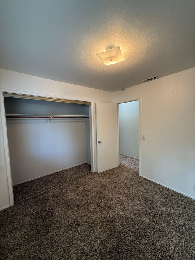 Building Photo - Beautiful 3 Bed, 2 Bath Home in Prime Location