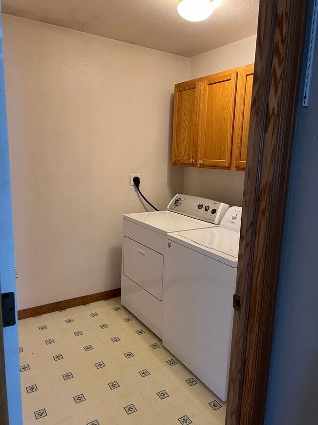 Building Photo - AVAILABLE NOW - BEAUTIFUL 6 bedroom home F...