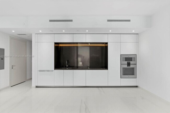Building Photo - 300 Biscayne Blvd Way