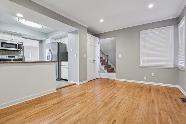 Building Photo - 13 Eton Ct