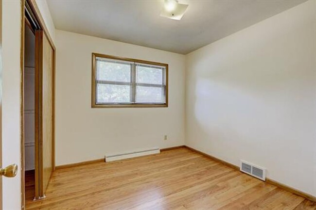 Building Photo - 3 Bedroom 1.5 Bath Single Family Home in H...