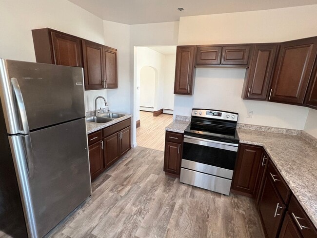 Building Photo - AVAILABLE JUNE - 4 Bed 1.5 Bath Home in Superior