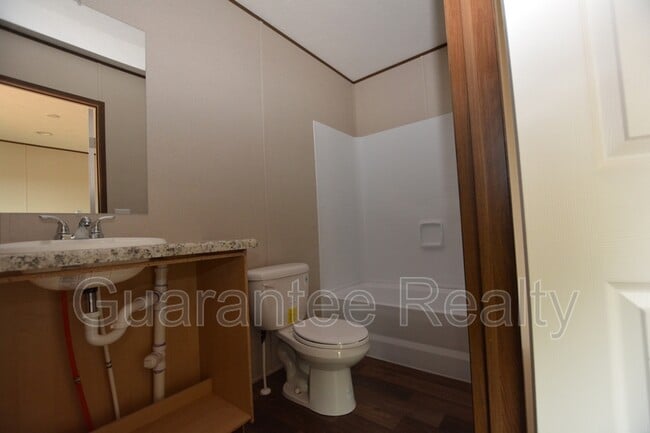 Building Photo - 725 N Chestnut Rd