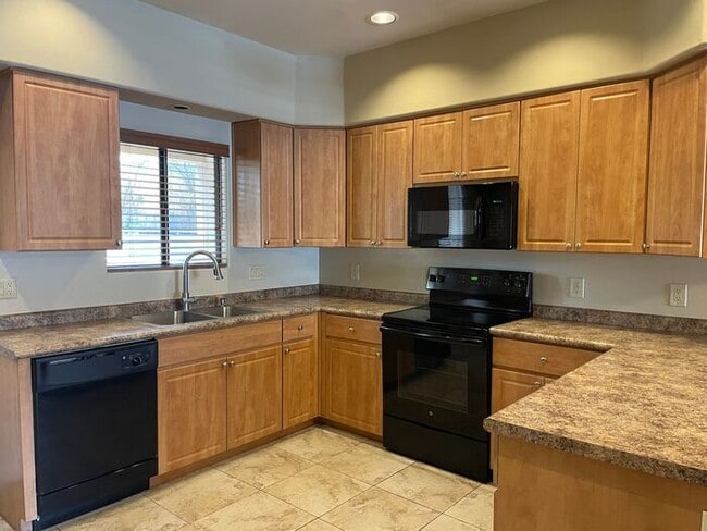 Building Photo - Popular 2BR/2.5BA 2 Story Townhome conveniently located close to PCC, U of A!