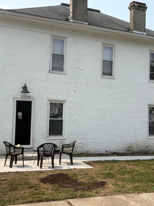 Building Photo - 203 E Reynolds St