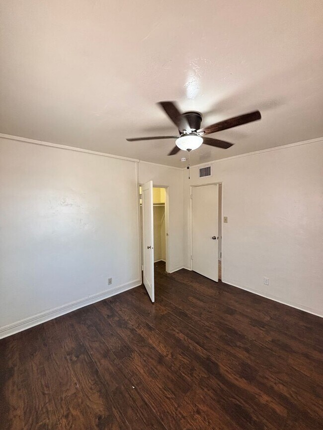 Building Photo - 4132 E Kings Rd