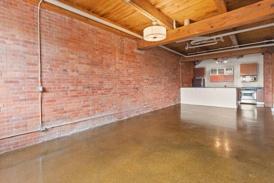 Building Photo - 6533 E Jefferson Ave