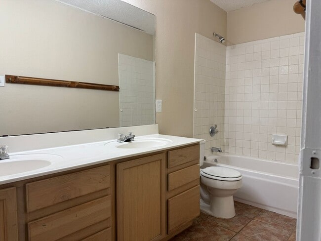 Building Photo - 8003 Chestnut Manor Dr