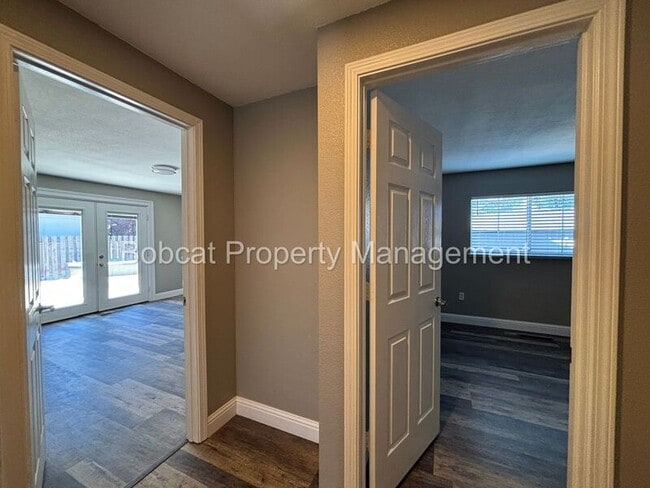 Building Photo - 2066 Southridge Ct