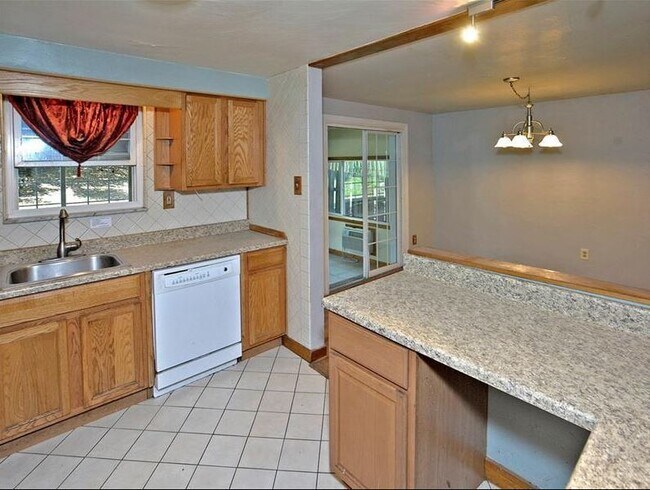 Building Photo - 709 Norwich Ave