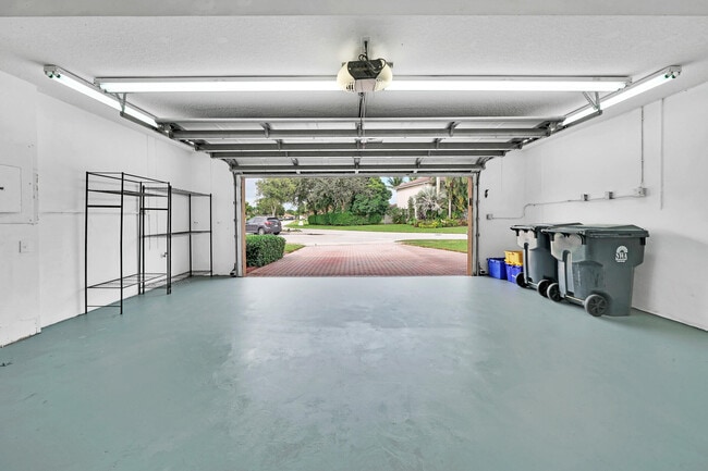 Building Photo - 5878 Bay Hill Cir