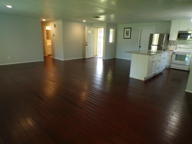 Building Photo - 11865 SW Ebberts Ct