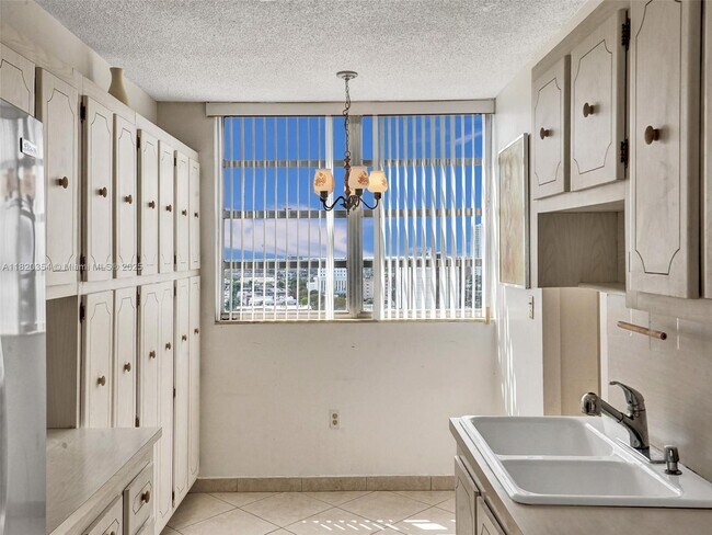 Building Photo - 1833 S Ocean Dr