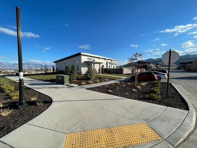 Building Photo - 7271 N Silver Spring Way
