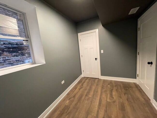 Building Photo - 1531 S Harding Ave