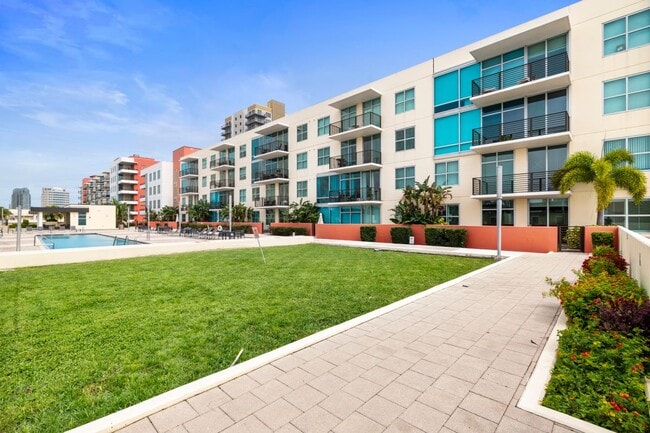 Building Photo - 1208 E Kennedy Blvd