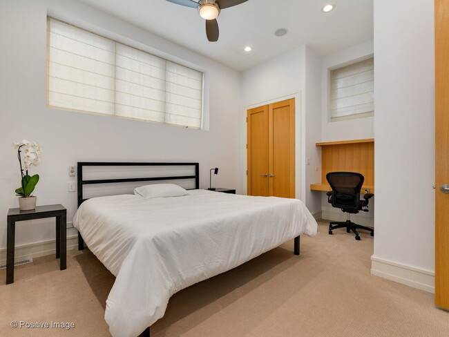 Building Photo - 1302 W Erie St