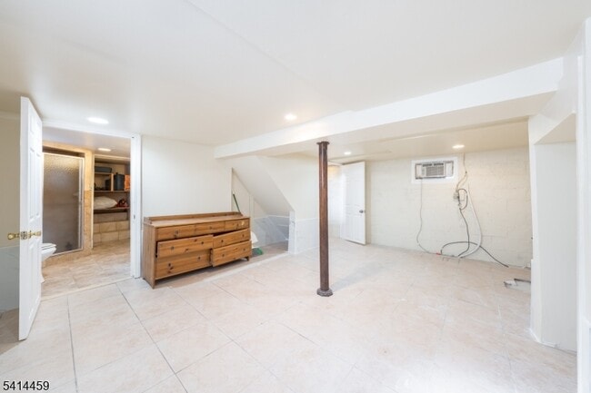 Building Photo - 529 Ainsworth St