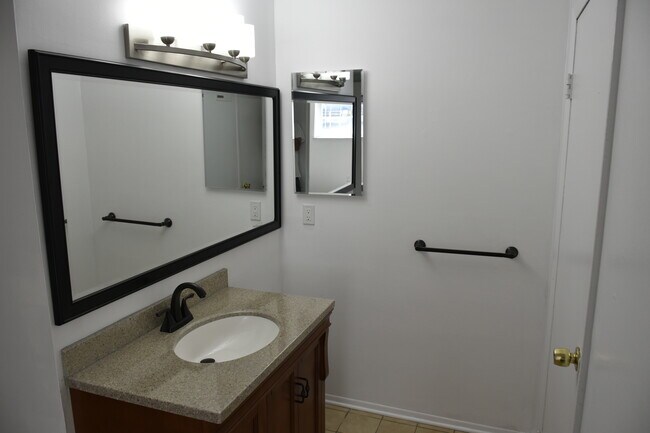 Building Photo - 806 Bloomfield Village Blvd