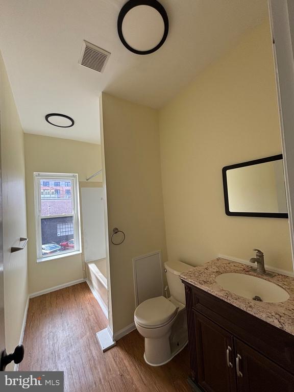 Building Photo - 444 Bridge St