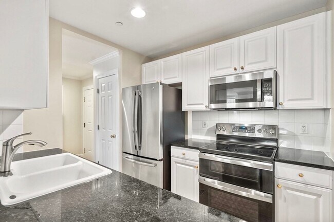 Building Photo - 73 Chelsea St