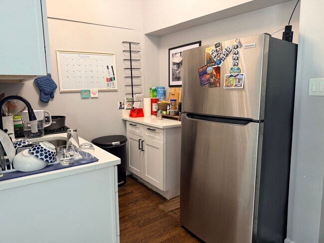 Building Photo - Sun-Drenched Logan Square Studio | 1 Block to California Blue Line