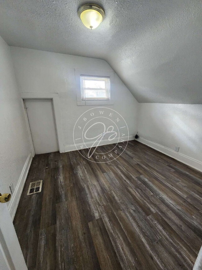 Building Photo - 4 bed 2 bath home with over 1600 Sq Feet!