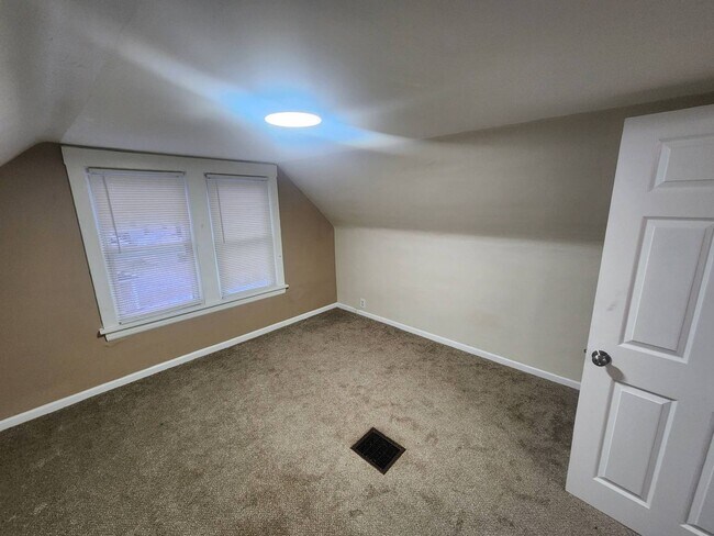 Building Photo - Charming 5-Bedroom Property in Prime Location (Section 8 vouchers Accepted)