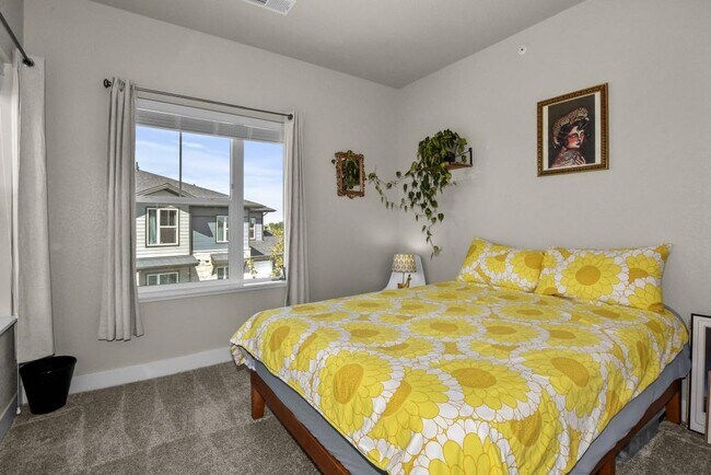 Building Photo - 6826 School House Dr